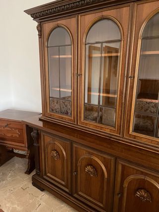 Vetrina in legno con ante in vetro