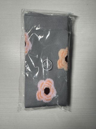 Calcetines altos azul claro con hojas