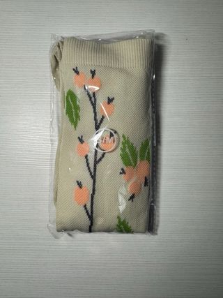 Calcetines altos azul claro con hojas