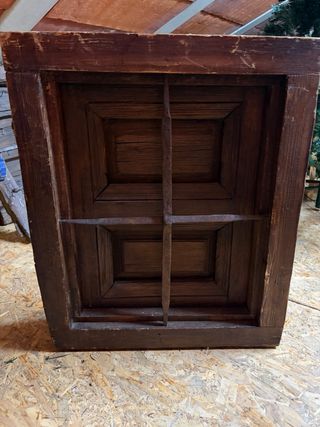 Ventana antigua con reja de hierro