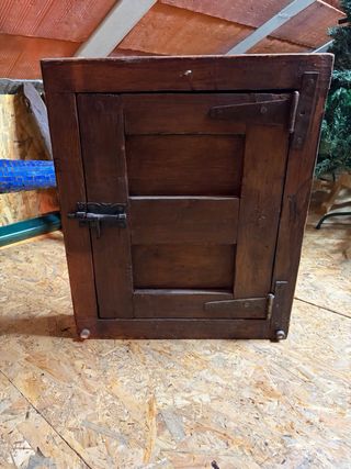 Ventana antigua con reja de hierro