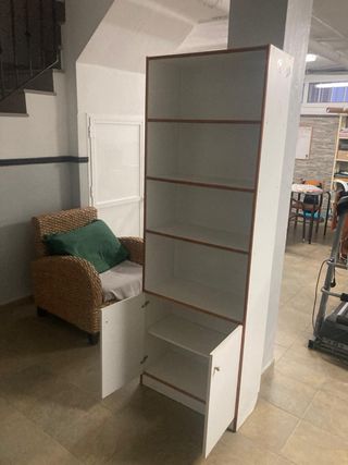 Estantería blanca con puertas