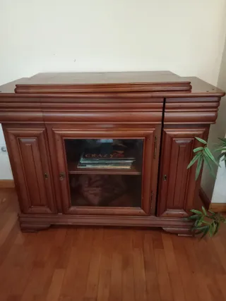 Mueble madera castaño con vitrina para TV