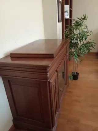 Mueble madera castaño con vitrina para TV