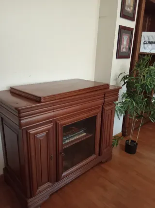 Mueble madera castaño con vitrina para TV