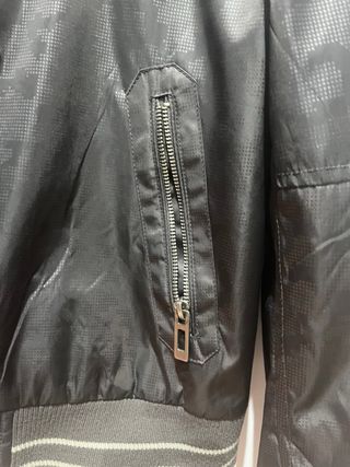 Cazadora impermeable negra