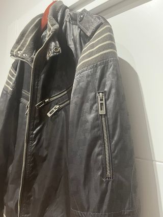 Cazadora impermeable negra