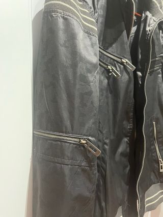 Cazadora impermeable negra