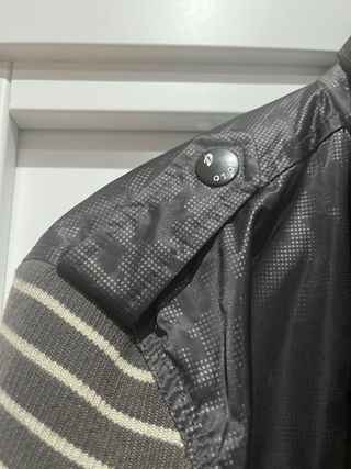 Cazadora impermeable negra