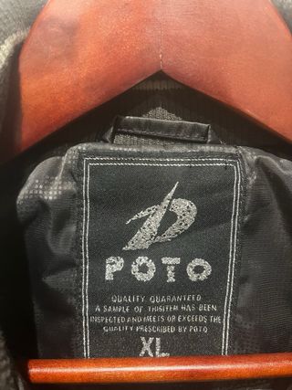 Cazadora impermeable negra