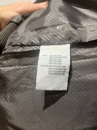 Cazadora impermeable negra