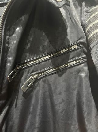 Cazadora impermeable negra