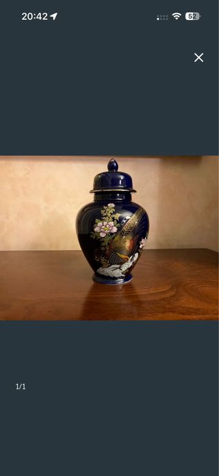 Jarrón de porcelana azul con tapa