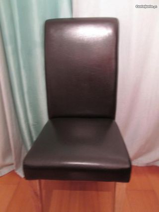 Cadeira pele sintética e madeira como nova