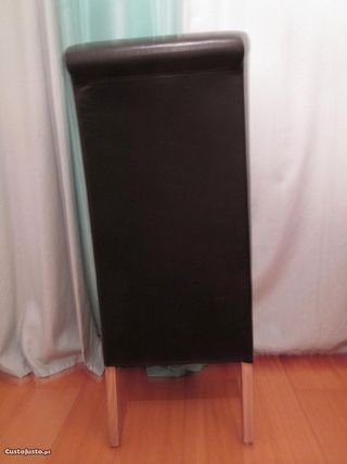 Cadeira pele sintética e madeira como nova