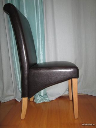 Cadeira pele sintética e madeira como nova