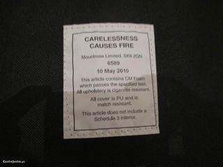 Cadeira pele sintética e madeira como nova