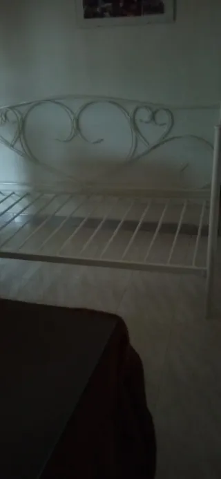 Diván de metal blanco