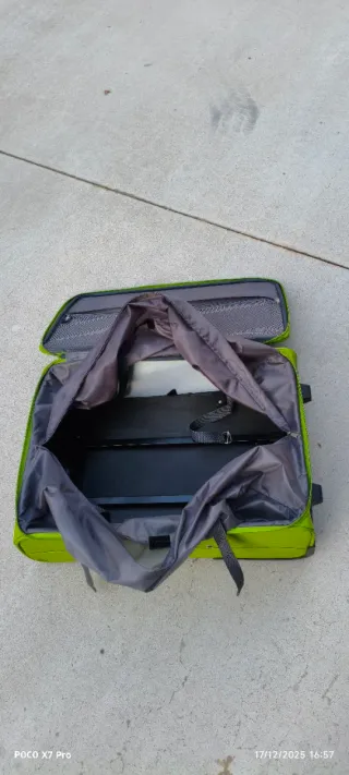 Maleta de viaje verde con ruedas