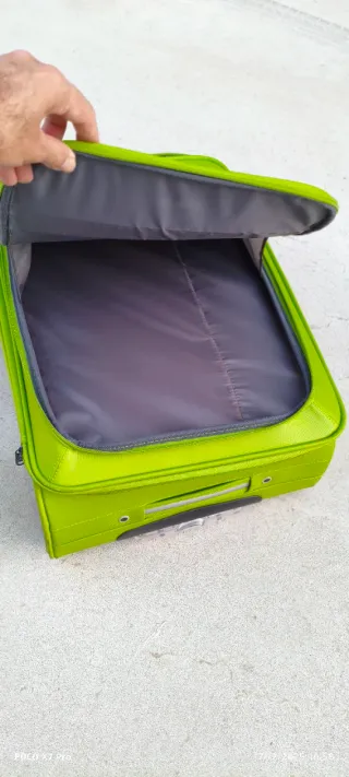 Maleta de viaje verde con ruedas