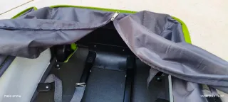 Maleta de viaje verde con ruedas