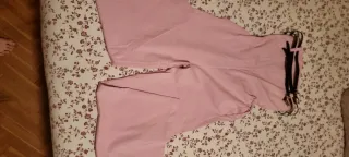 Mono rosa elástico con cinturones y bolsillos