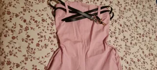 Mono rosa elástico con cinturones y bolsillos