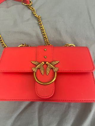 Bolso Pinko Rojo con Detalles Dorados
