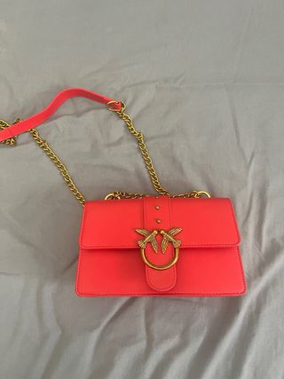 Bolso Pinko Rojo con Detalles Dorados