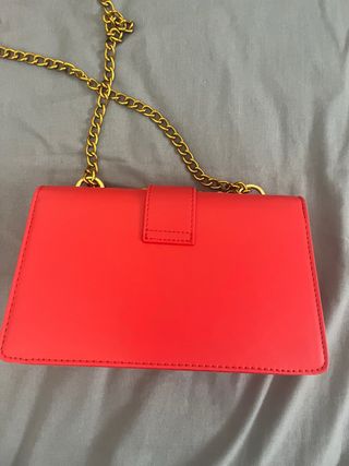 Bolso Pinko Rojo con Detalles Dorados
