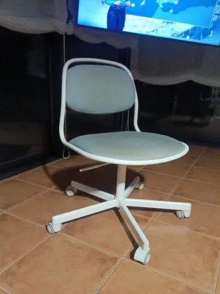 Silla de oficina gris y blanca