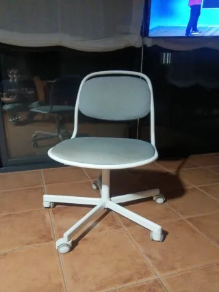 Silla de oficina gris y blanca
