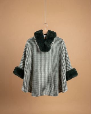 Capa con cuello y puños de pelo