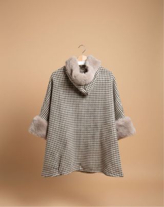 Capa con cuello y puños de pelo