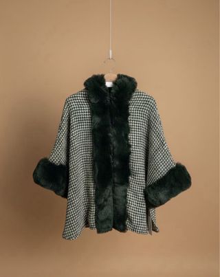 Capa con cuello y puños de pelo