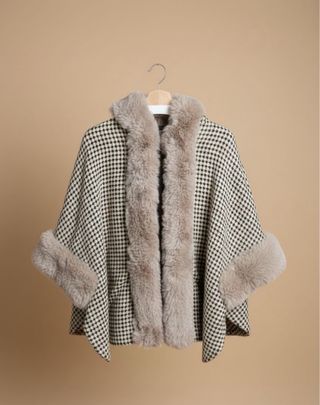 Capa con cuello y puños de pelo