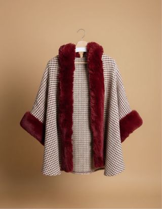 Capa con cuello y puños de pelo