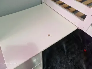 Cama alta con escritorio y almacenaje