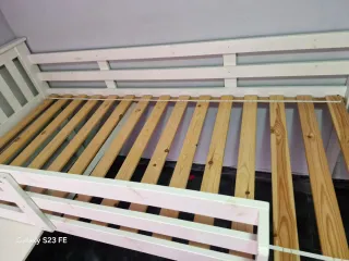 Cama alta con escritorio y almacenaje