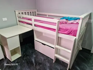 Cama alta con escritorio y almacenaje