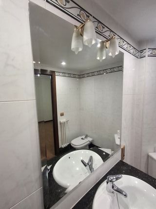 Mueble de baño madera con lavabo y espejo