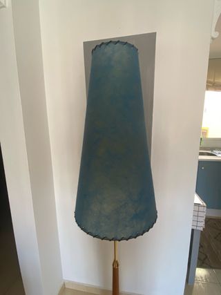 Lámpara de pie cónica azul y dorada