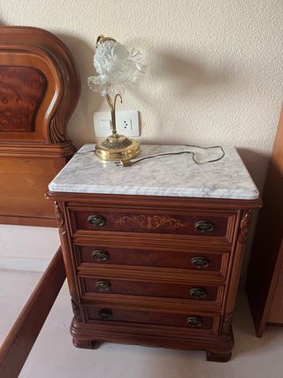 Coppia di comodini classici in legno massello