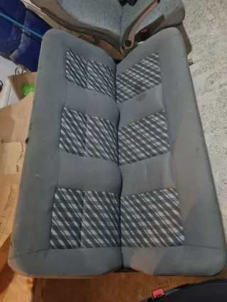 Asientos de coche grises con diseño