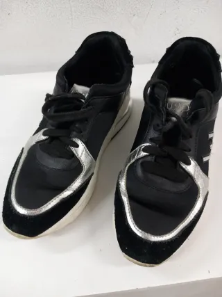 Deportivas negras y plateadas