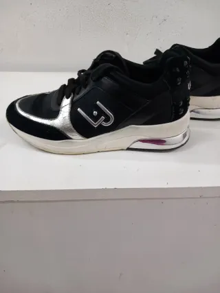 Deportivas negras y plateadas