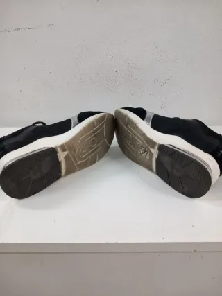 Deportivas negras y plateadas