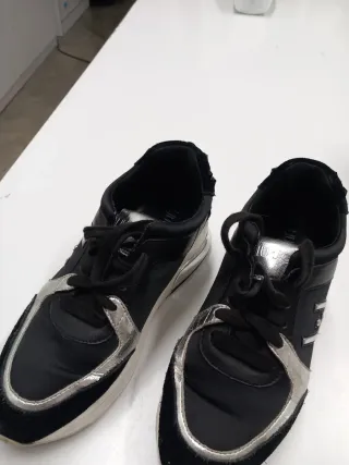 Deportivas negras y plateadas