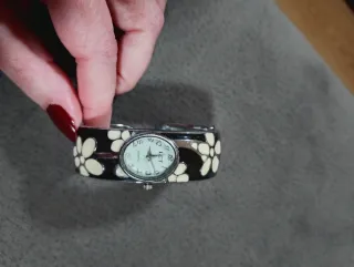 Reloj pulsera flores blanco y negro, sin pila