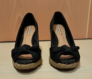 Sandalias de cuña Pull and Bear Negras Talla 38